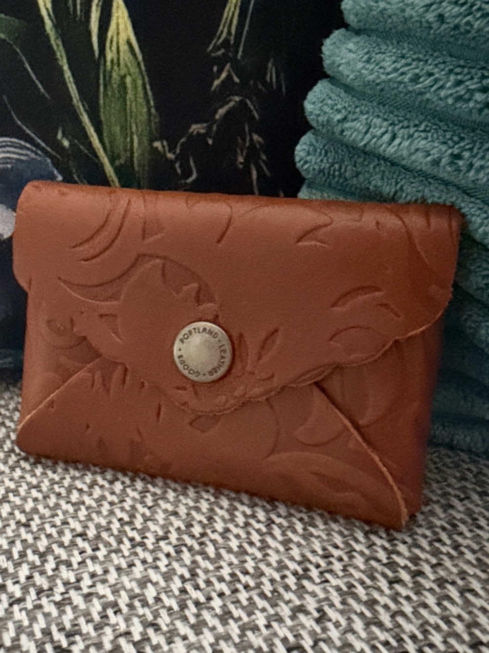 Women's Embossed Meadow Mini Daisy Portland Leather Card Case - Brown